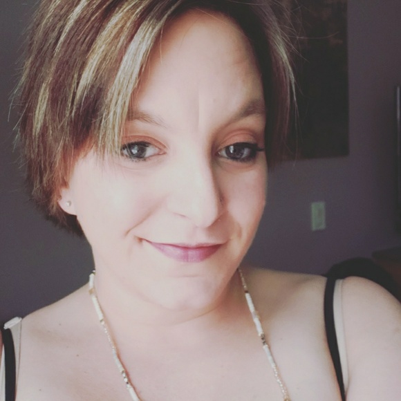 Meet your Posher, Melissa - Picture 1 of 2